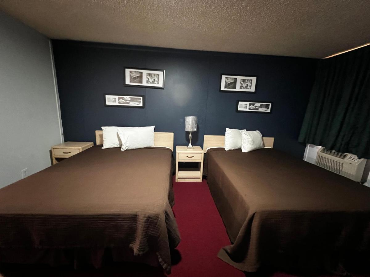 Country Club Inn Колби Экстерьер фото