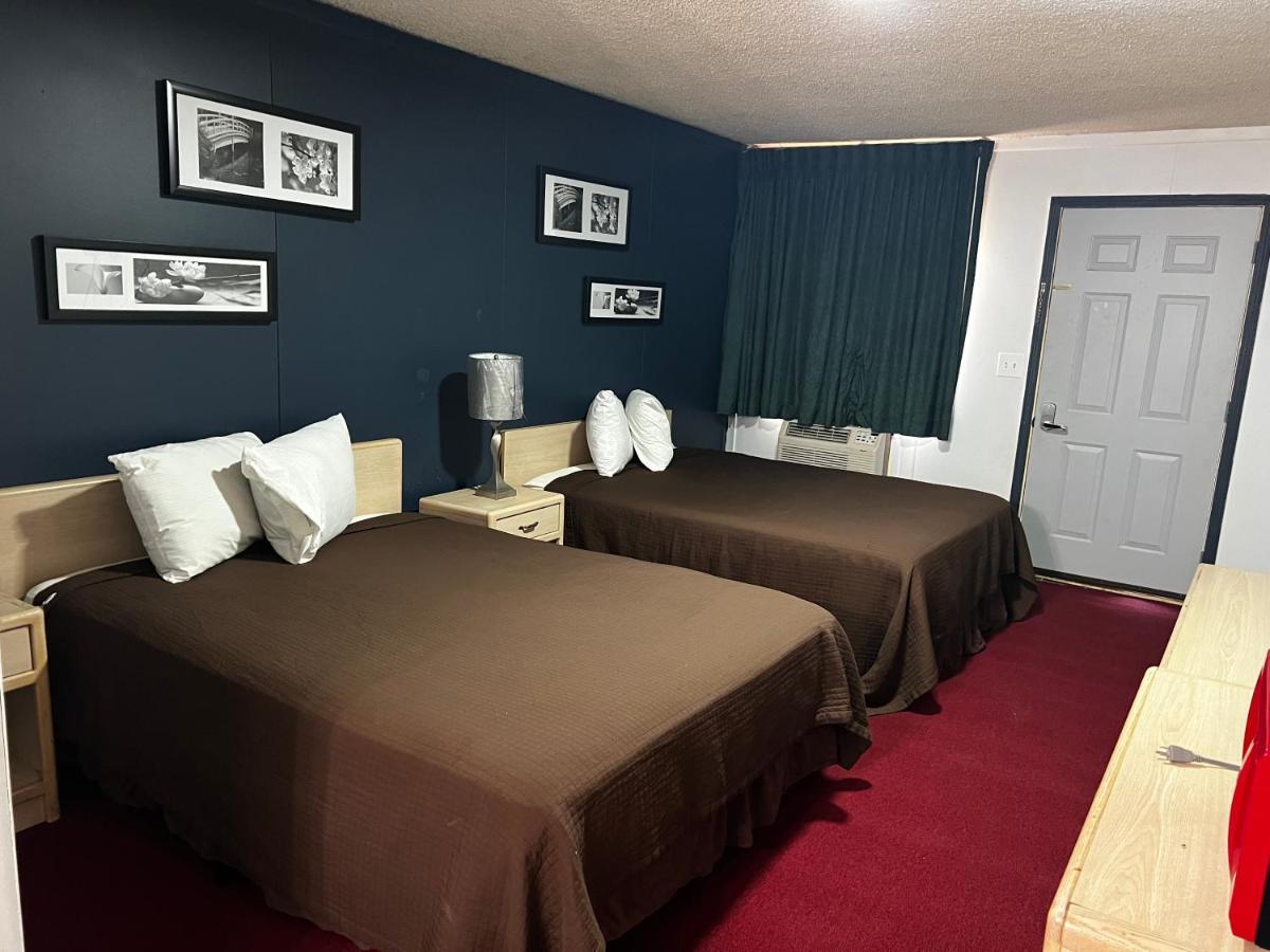 Country Club Inn Колби Экстерьер фото